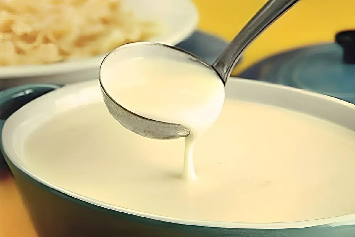 Molho branco cremoso e fácil de fazer para usar nas mais diversas receitas