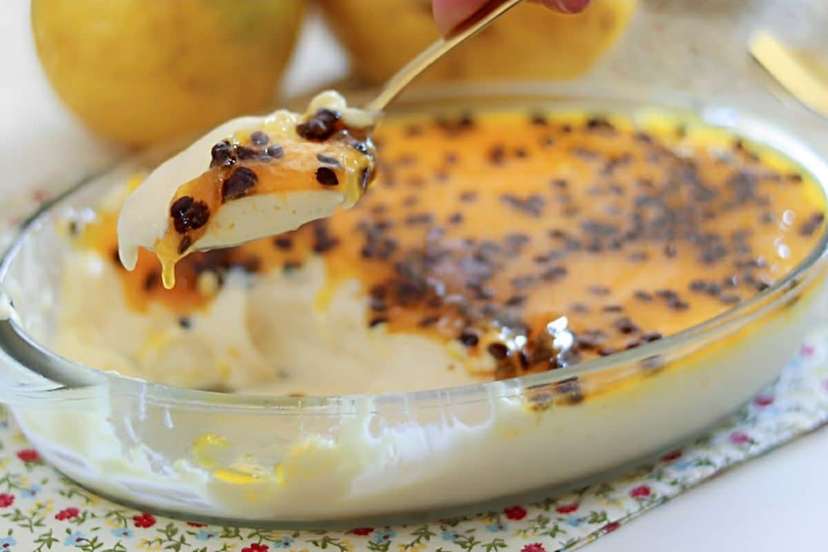 Mousse de maracujá na travessa: uma sobremesa deliciosa e refrescante para o seu fim de semana