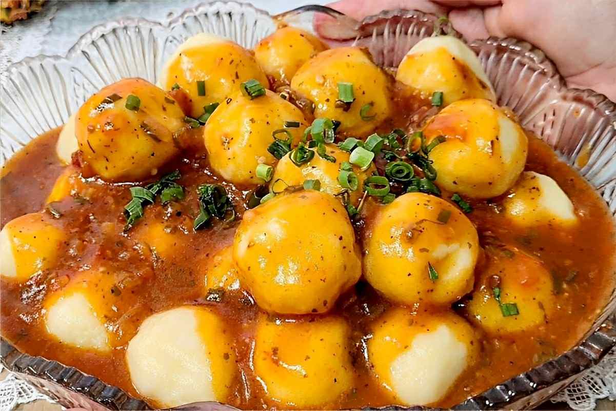 Nhoque recheado que derrete na boca feito com massa de batata e recheio de muçarela