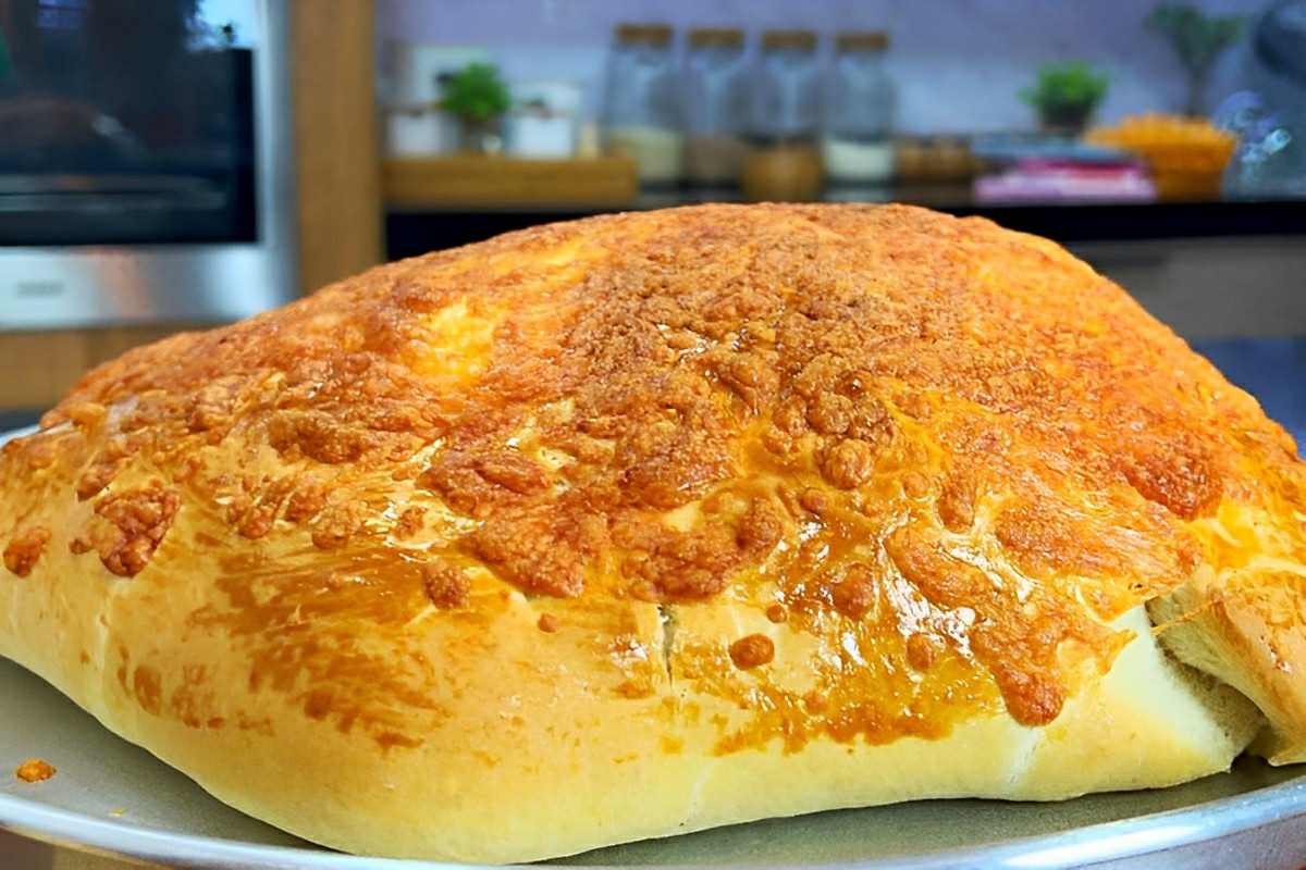 Pão caseiro recheado com muçarela simples e perfeito para o lanche