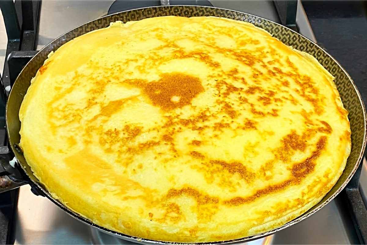 Pão de queijo de frigideira rápido e fácil para o seu café da manhã ser uma delícia