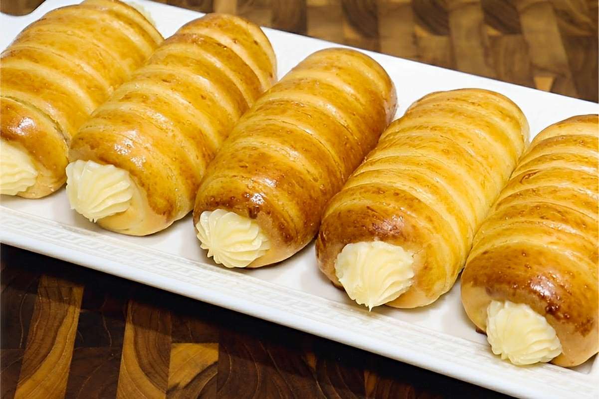 Pão Maria entupida um pão doce com recheio de creme que é uma delícia