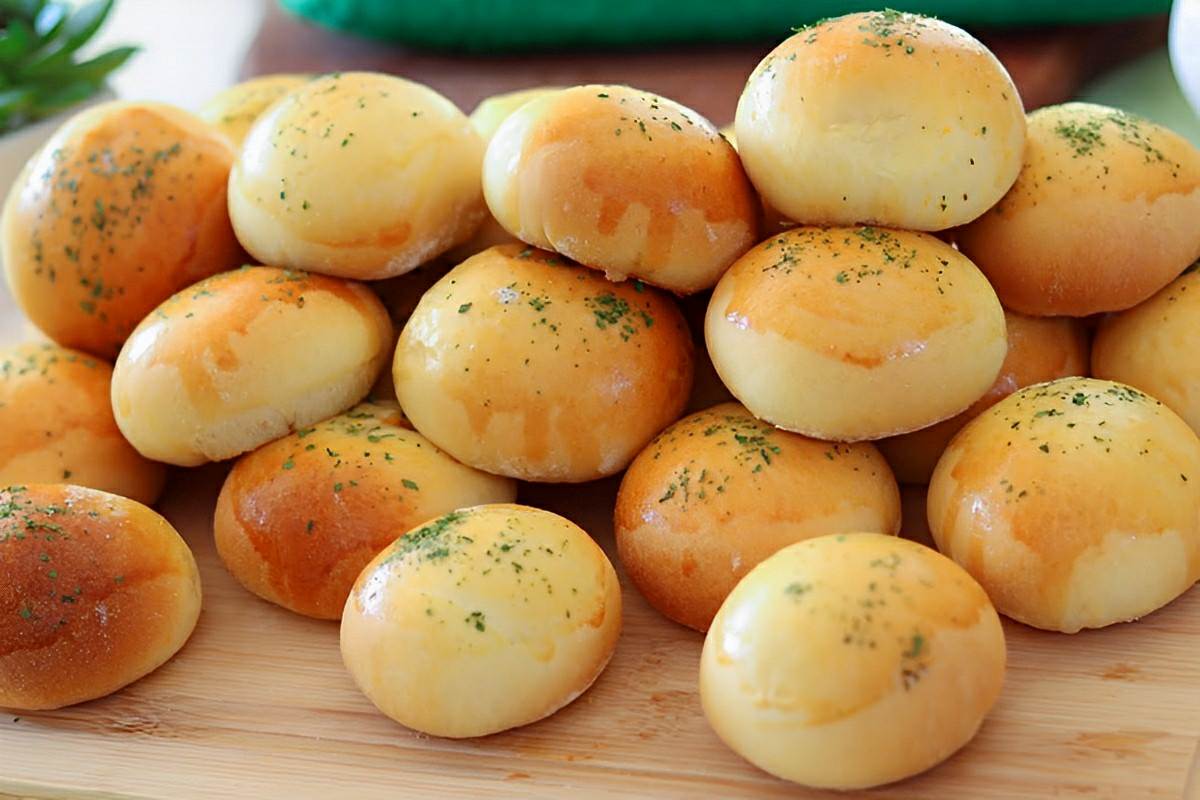 Pãozinho caseiro recheado com frango perfeito para o lanche de toda a família