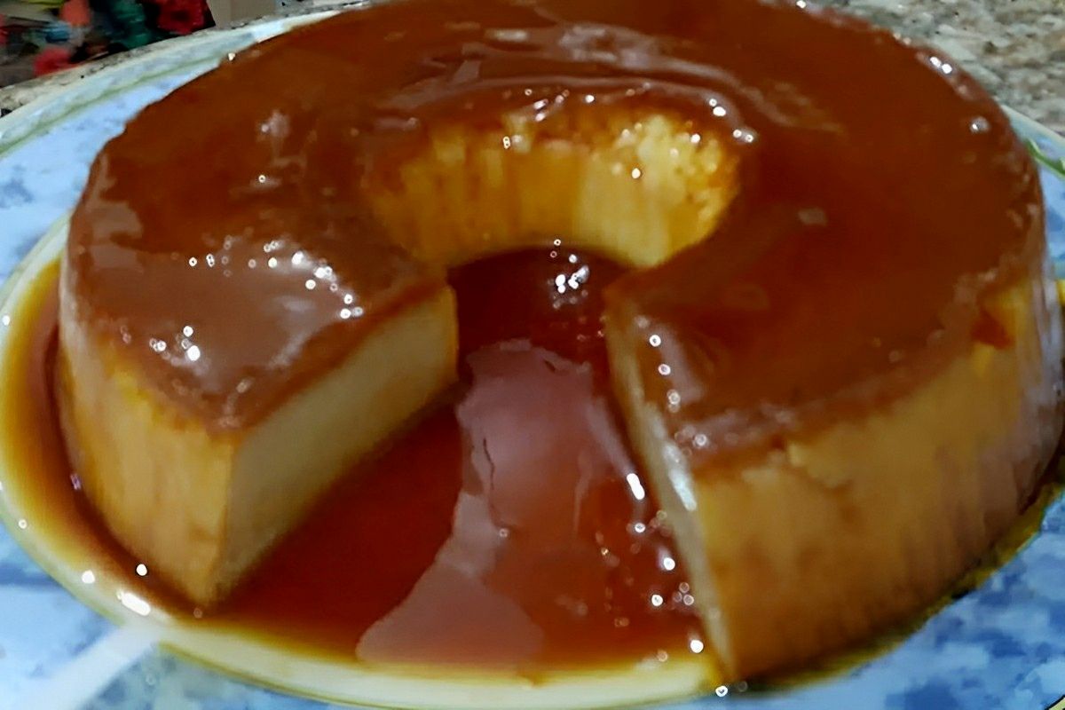 Pudim de leite condensado com um ingrediente secreto que não deixa ele quebrar na hora de desenformar