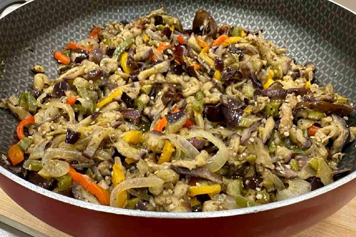 Receita de berinjela tipo caponata feita na boca do fogão: muito fácil e rápida de preparar
