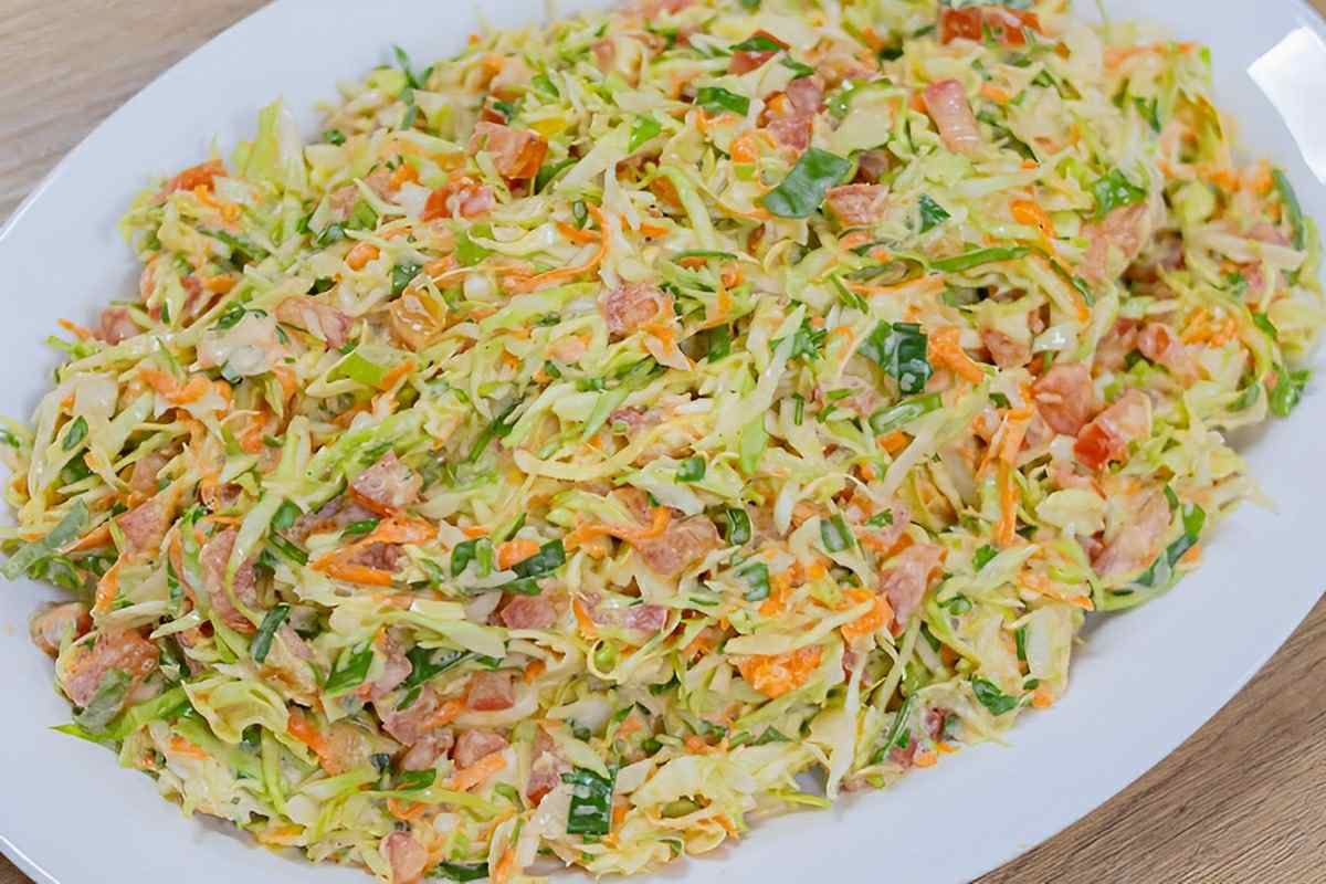 Salada cremosa de repolho muito simples e fácil de preparar