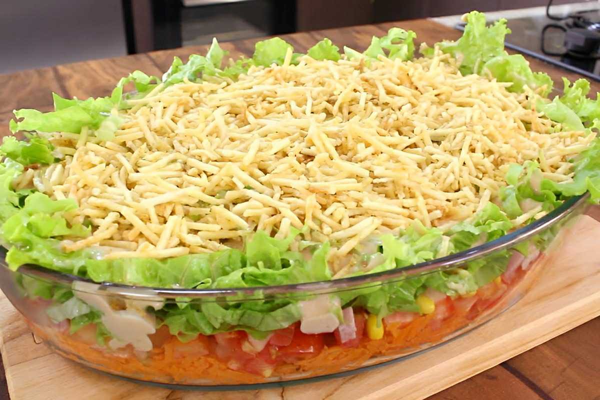 Salada simples completa servida com molho à base de iogurte perfeita para a entrada da sua refeição