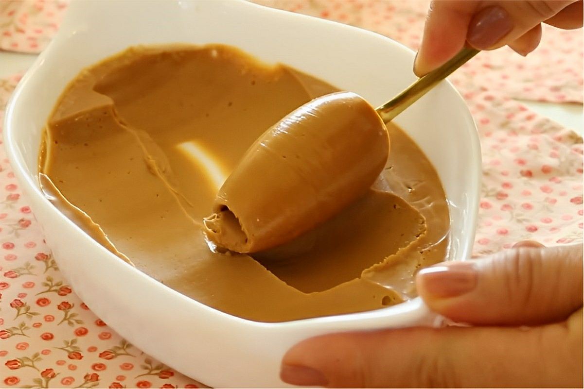 Misturei leite e chocolate branco e fiz uma sobremesa de 2 ingredientes pra comer de colher