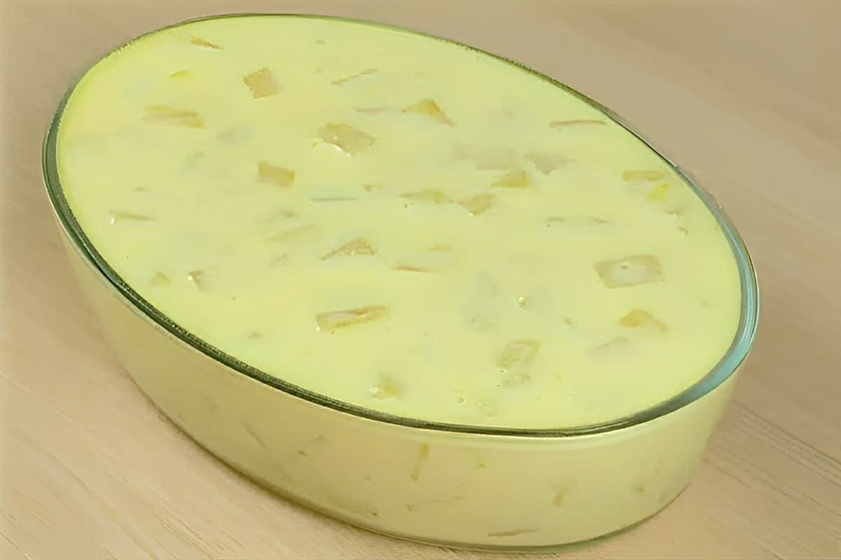 Sobremesa de abacaxi na travessa leve refrescante e fácil de preparar
