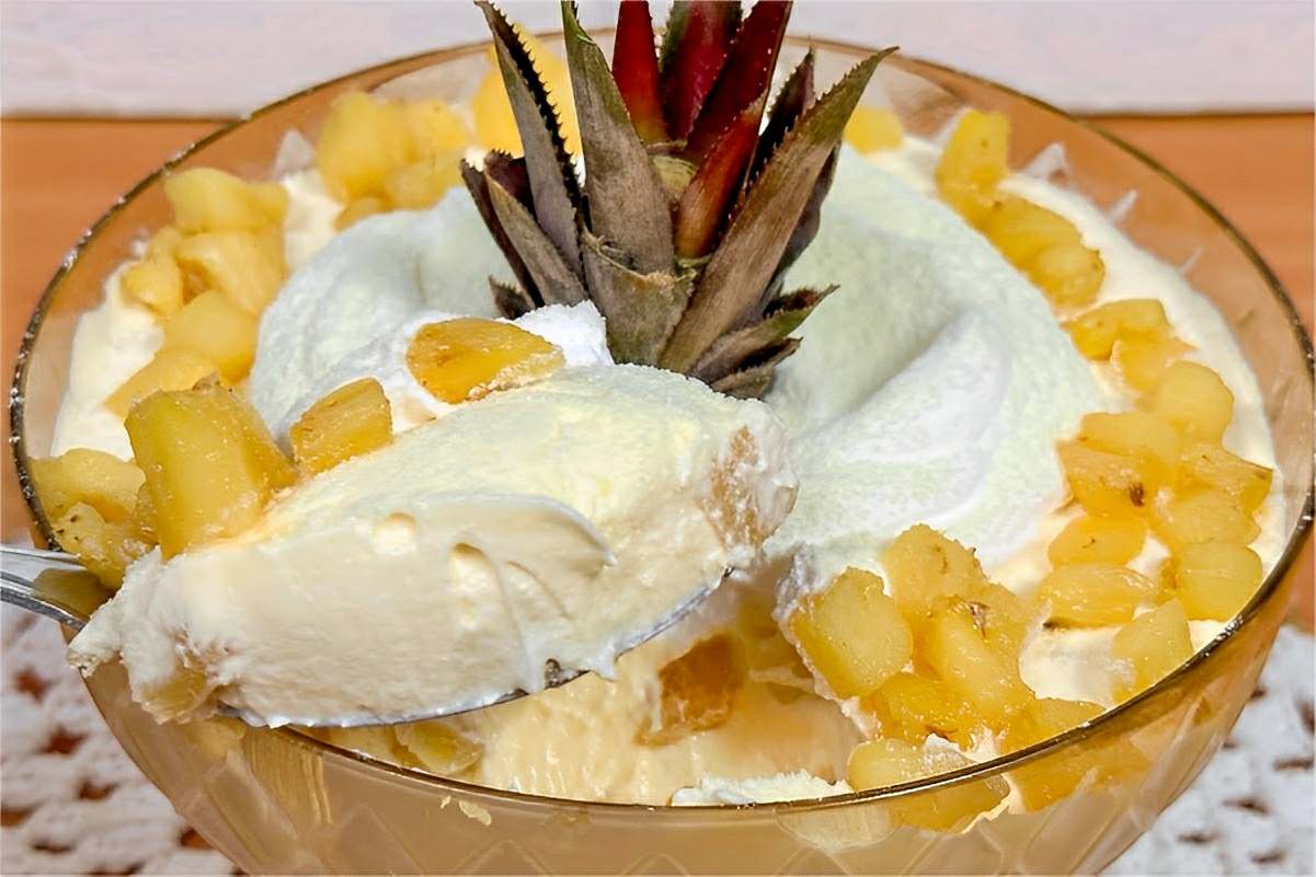 Sobremesa de abacaxi com chantilly que derrete na boca e toda a família vai adorar