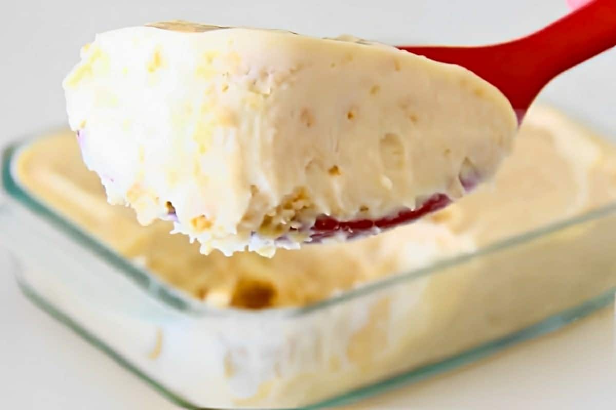 Sobremesa de limão cremosa feita com suco em pó e bolacha wafer