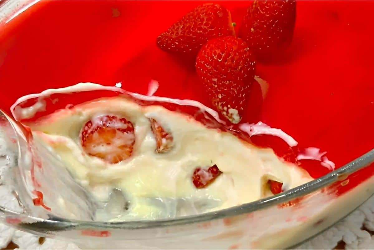 Sobremesa de morango cremosa que fica pronta em poucos minutos