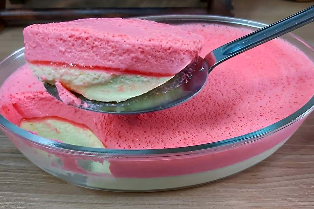 Sobremesa gelada de 2 ingredientes muito fácil é só bater tudo no liquidificador e levar pra gelar