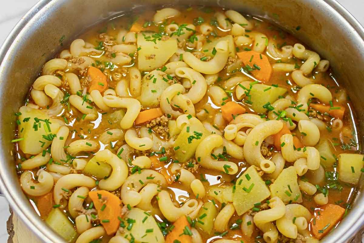 Sopa de carne moída com legumes e macarrão perfeita para o jantar de toda a família