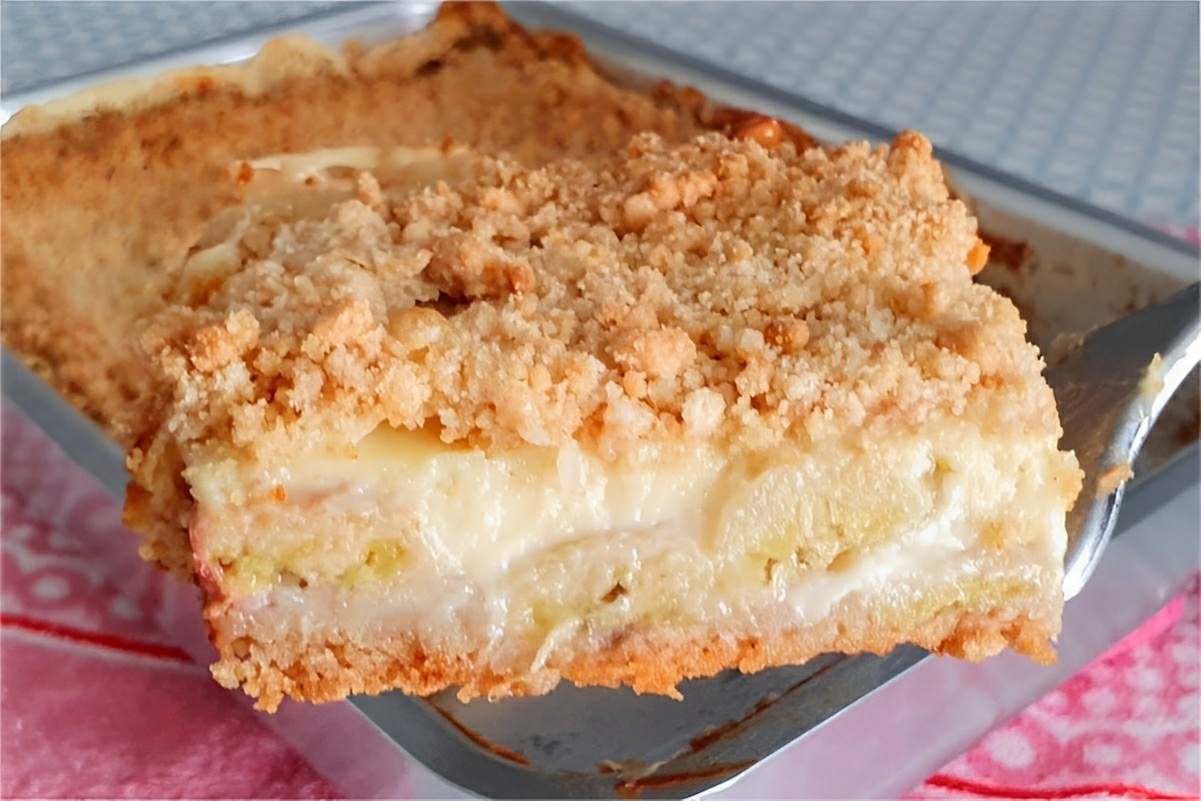 Torta de banana fácil de fazer com recheio cremoso e farofa crocante por cima