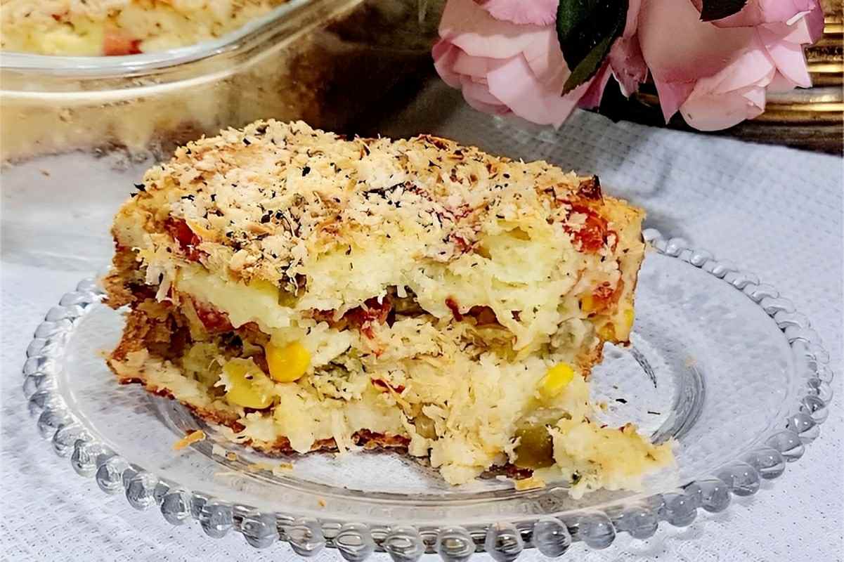 Torta de batata com recheio de frango com tão leve e macia que desmancha na boca