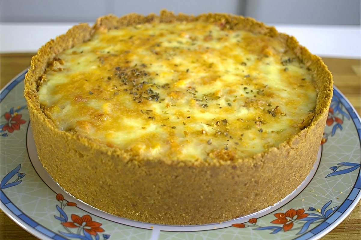 Torta de frango feita com massa de biscoito: você nunca provou nada igual