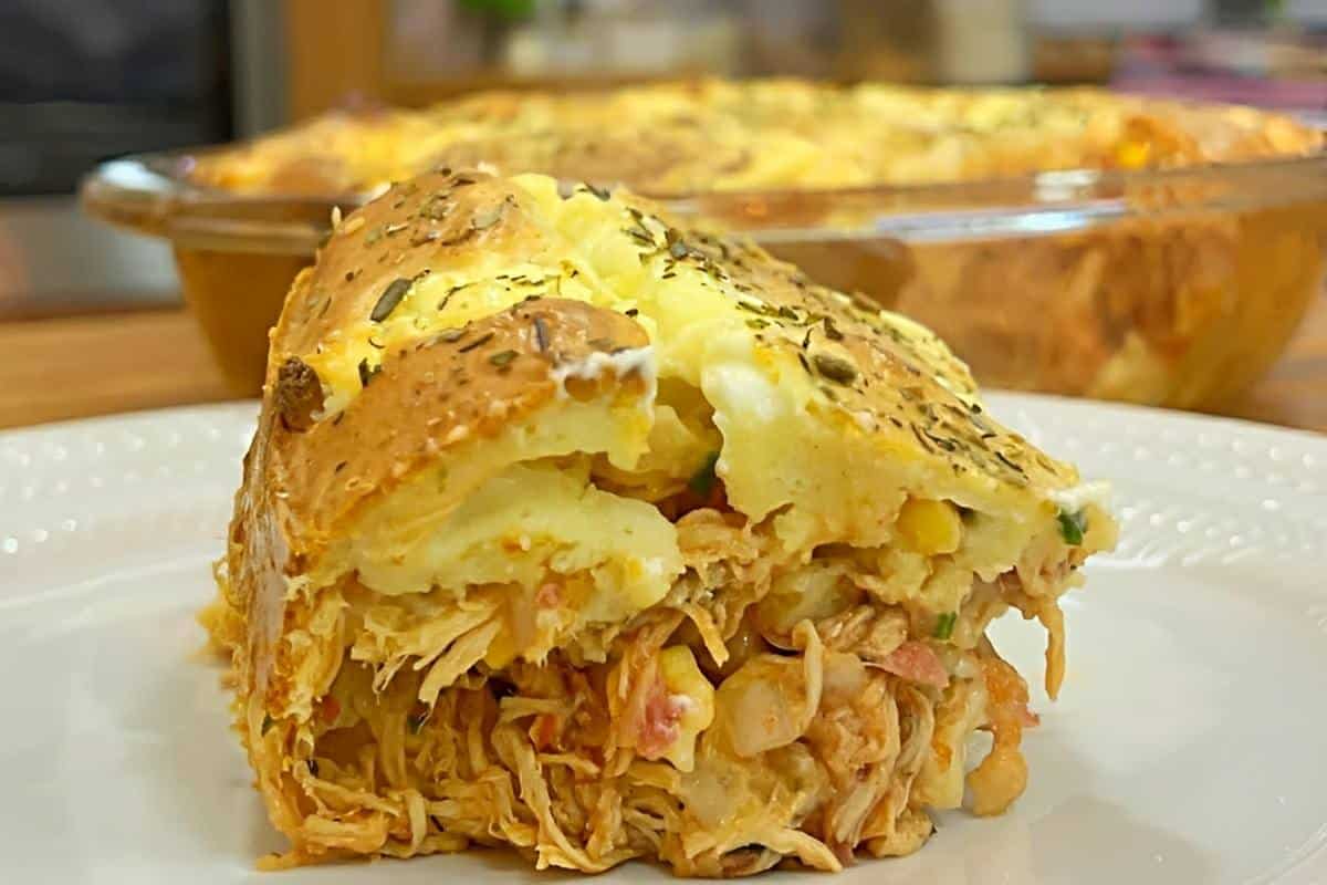 Torta de frango cremosa com massa de liquidificador perfeita para o lanche