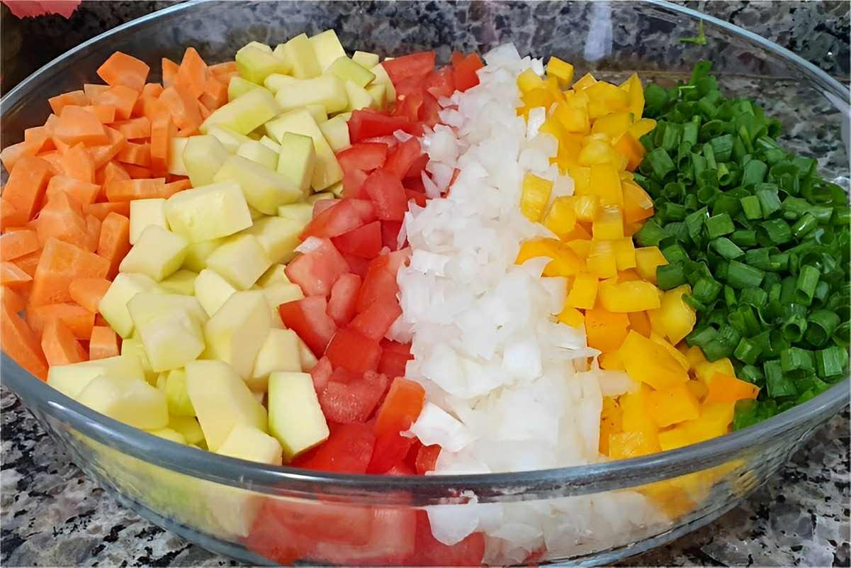 Torta de legumes simples e fácil é só misturar os ingredientes da massa adicionar os legumes crus e assar