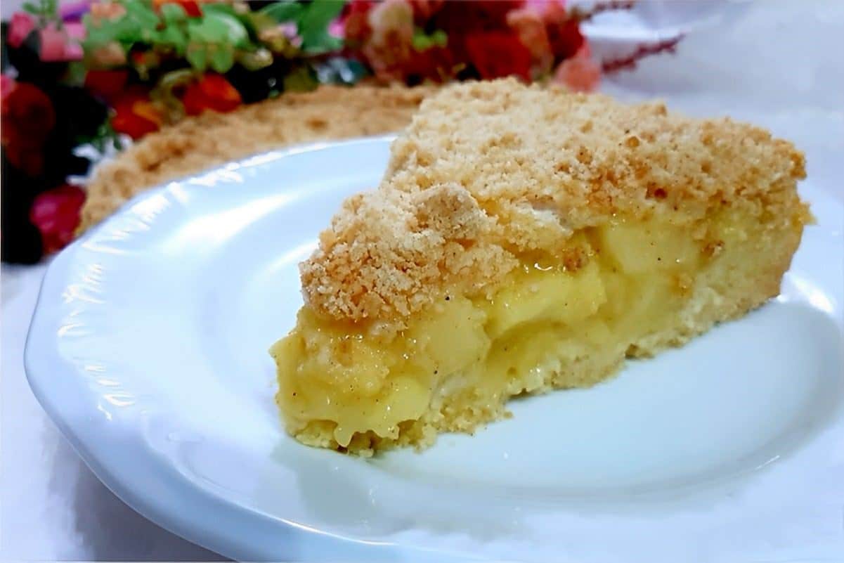 Torta de maçã cremosa e molhadinha que é a cara do seu natal em casa