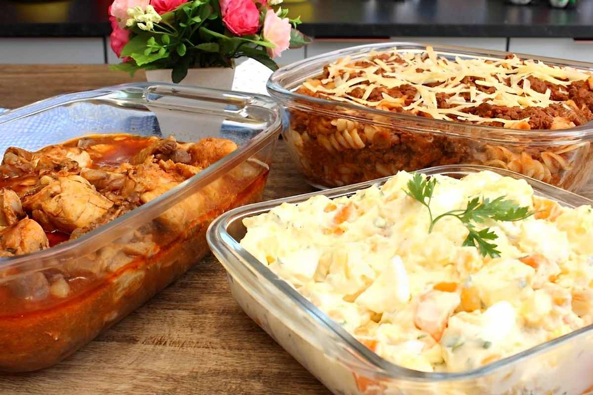 Almoço completo de domingo com frango macarronada à bolonhesa e salada de maionese