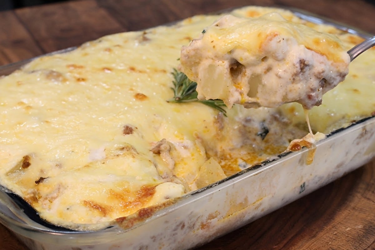 Batata na travessa com molho branco: uma receita econômica e saborosa para a refeição de toda família