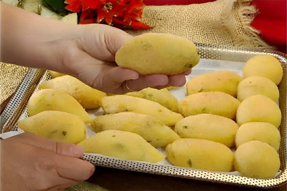 Bolinho de aipim recheado fácil de fazer e perfeito para o lanche