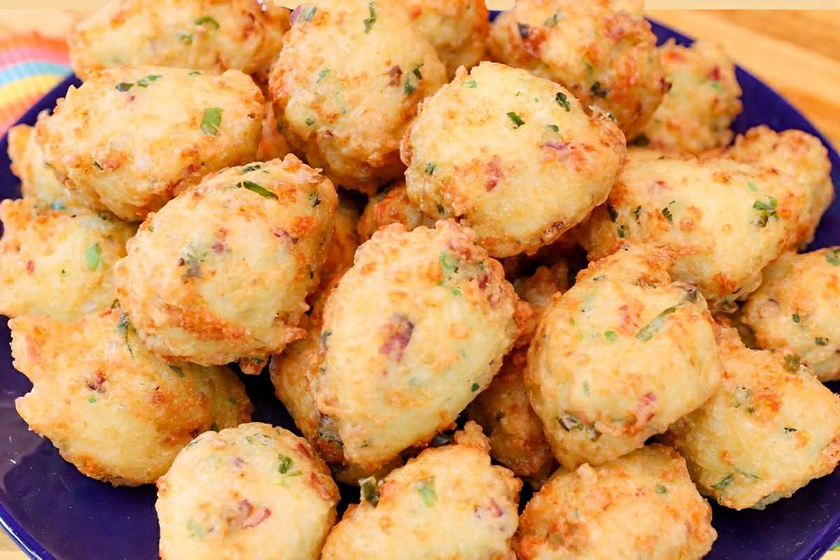 Bolinho de arroz com queijo e bacon delicioso e perfeito para reaproveitar o arroz cozido