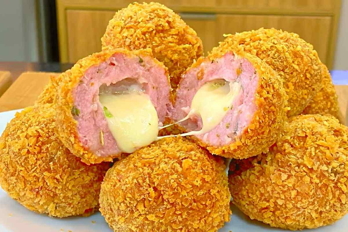 Bolinho sem massa feito com linguiça toscana muito saboroso e perfeito para servir como aperitivo