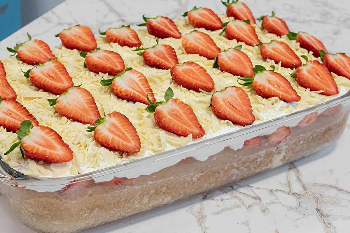 Bolo 4 leites ou bolo alagado com chocolate branco e morango