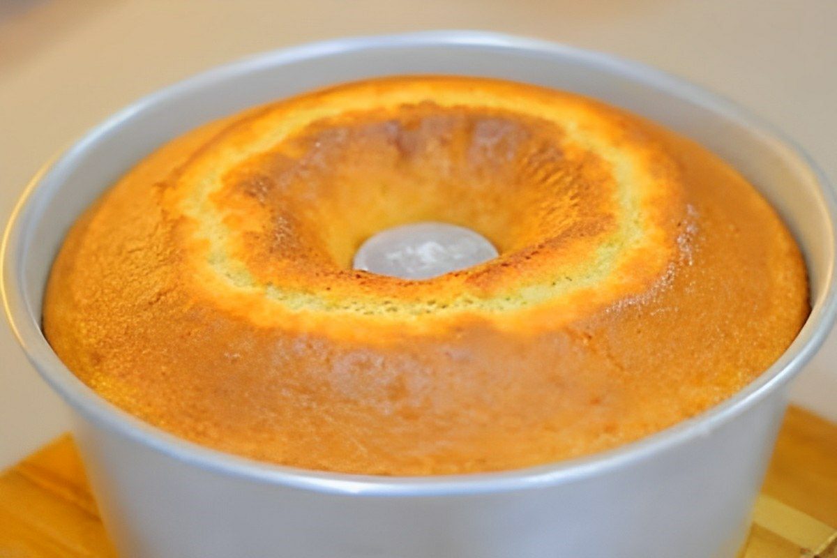 Bolo caseiro simples de liquidificador para servir no lanche da tarde ou café da manhã