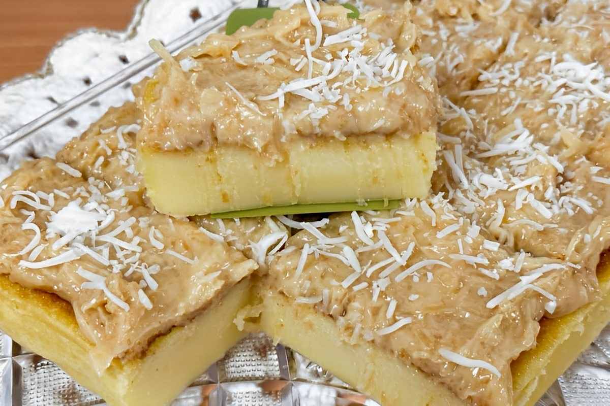 Bolo cremoso de liquidificador com cobertura de coco queimado simplesmente maravilhoso
