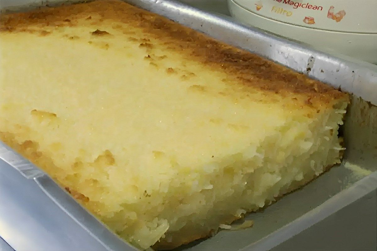 Bolo de aipim cremoso de liquidificador muito fácil é só bater todos os ingredientes e levar pra assar