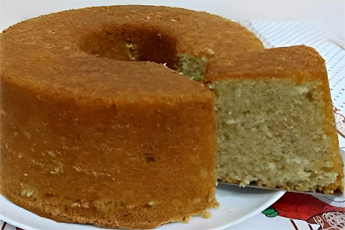 Bolo de aveia de liquidificador fofinho e fácil de fazer é só bater os ingredientes e levar pra assar
