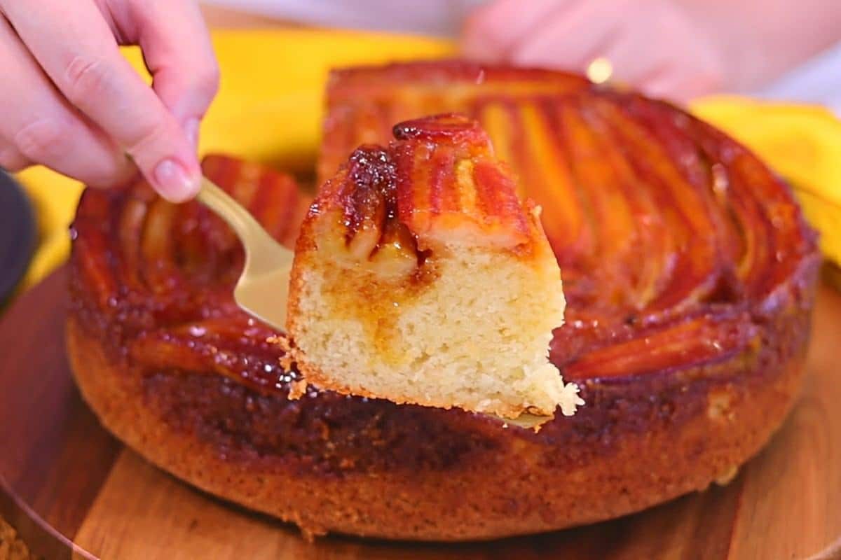 Bolo de banana caramelizado fofinho para servir no lanche da tarde ou café da manhã