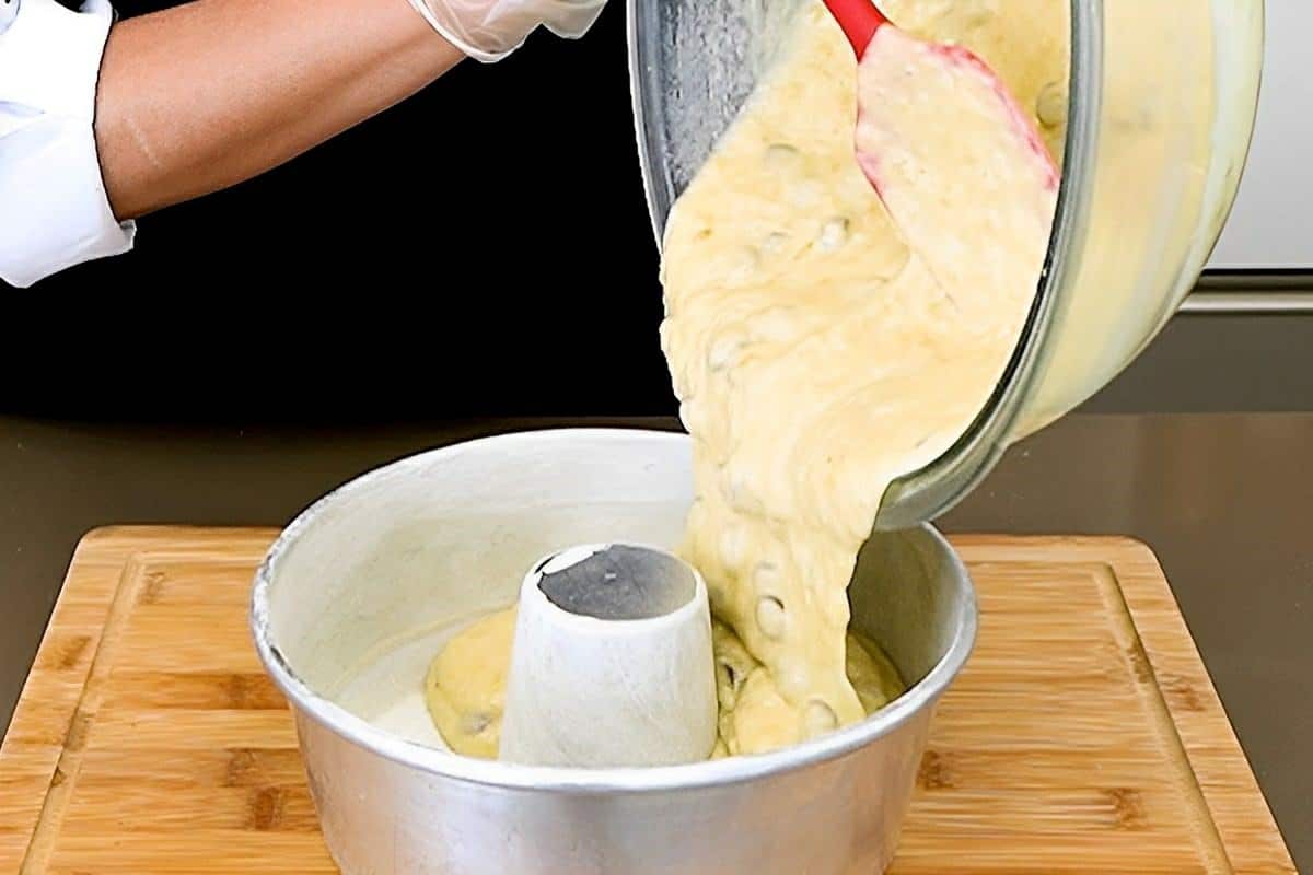 Bolo de banana com gotas de chocolate muito fácil é só misturar os ingredientes e levar pra assar