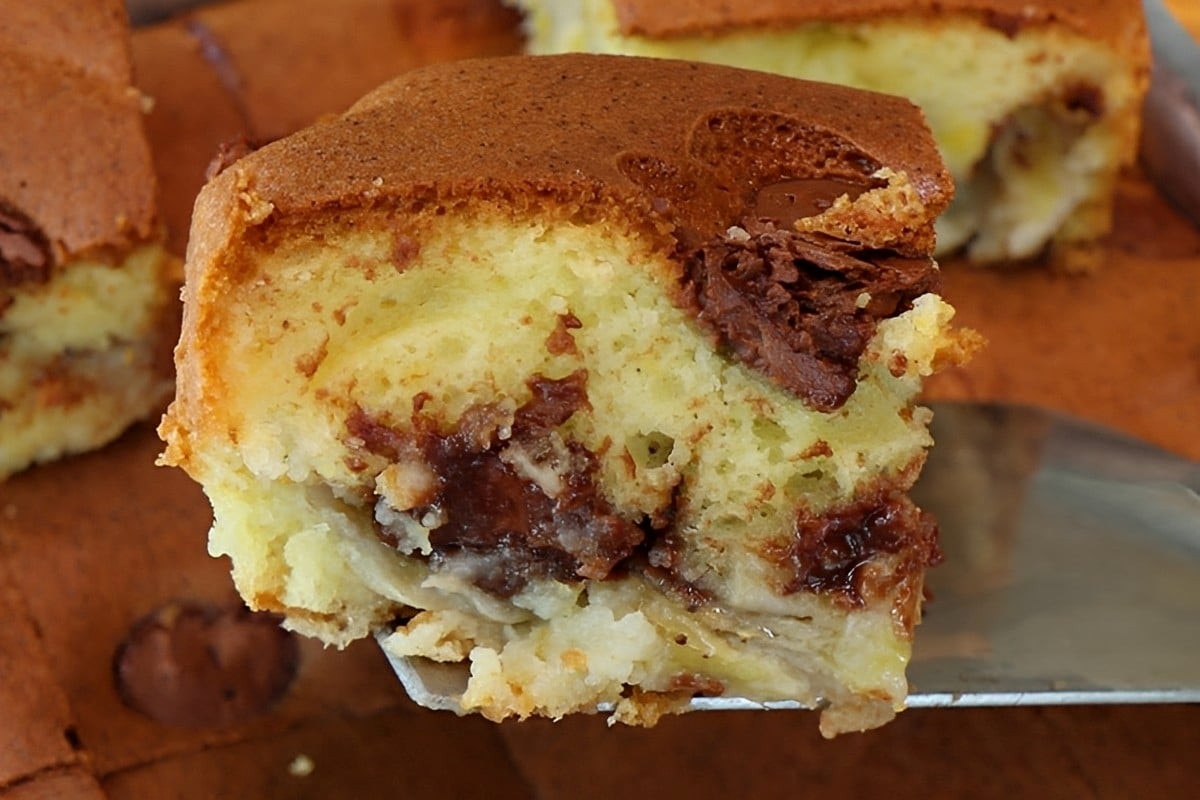 Bolo de banana com chocolate fofinho e delicioso para o lanche da tarde ou café da manhã