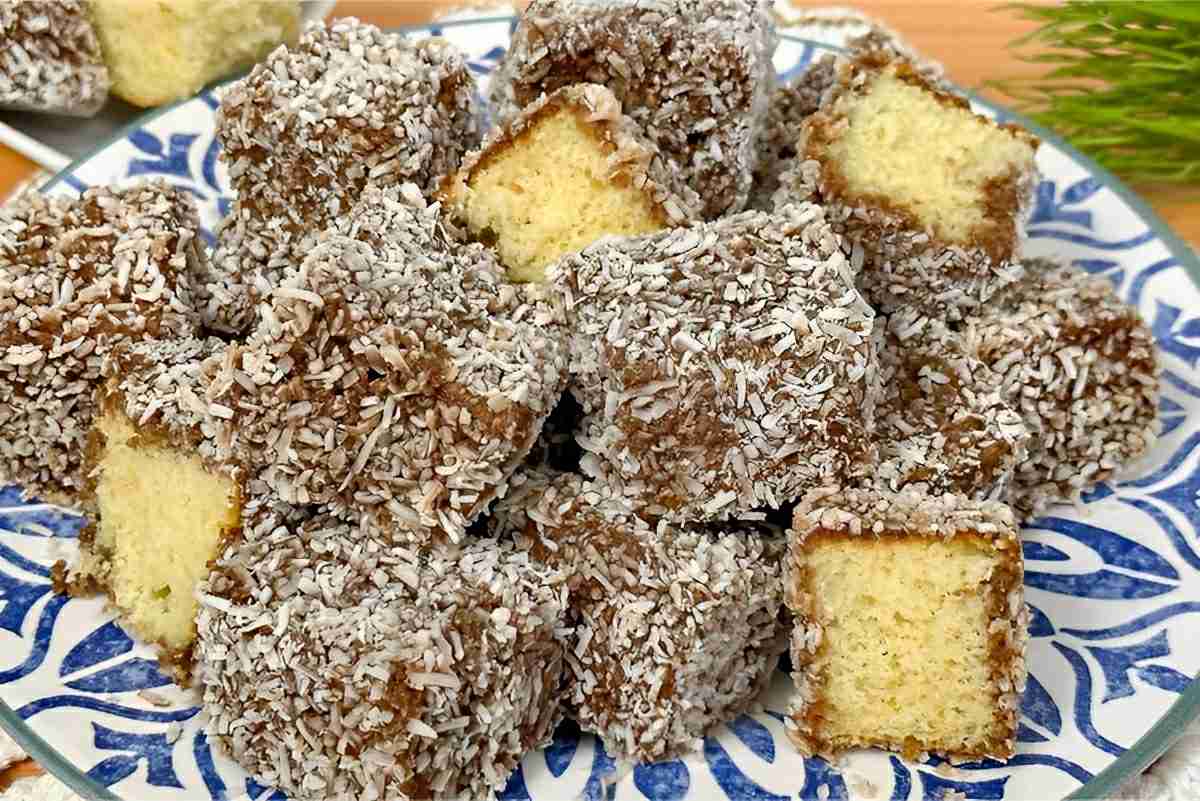 Bolo de baunilha com cobertura de prestígio: um bolo diferente e delicioso para surpreender os seus convidados