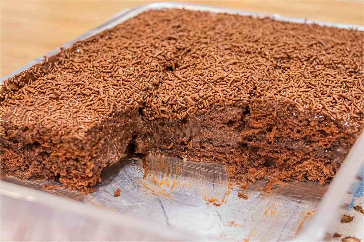Bolo de brigadeiro recheado para deixar o dia das crianças muito mais gostoso e especial