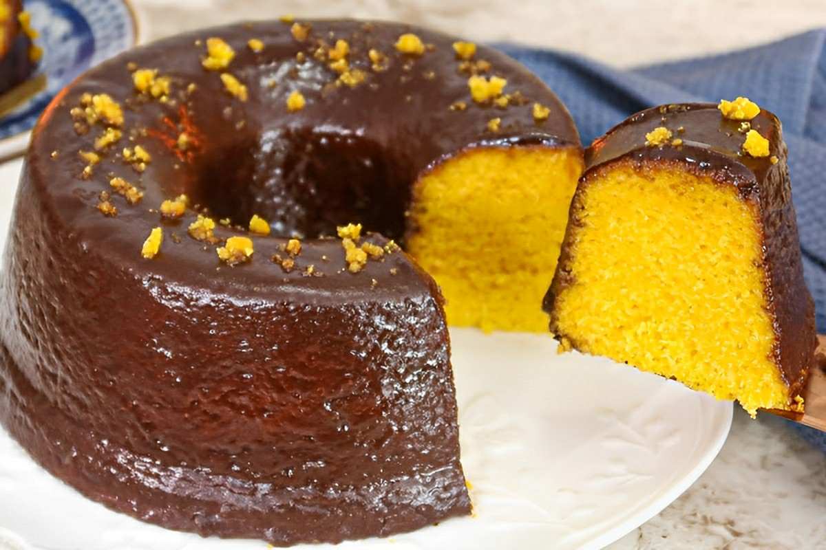 Bolo de cenoura super fofinho com cobertura de chocolate