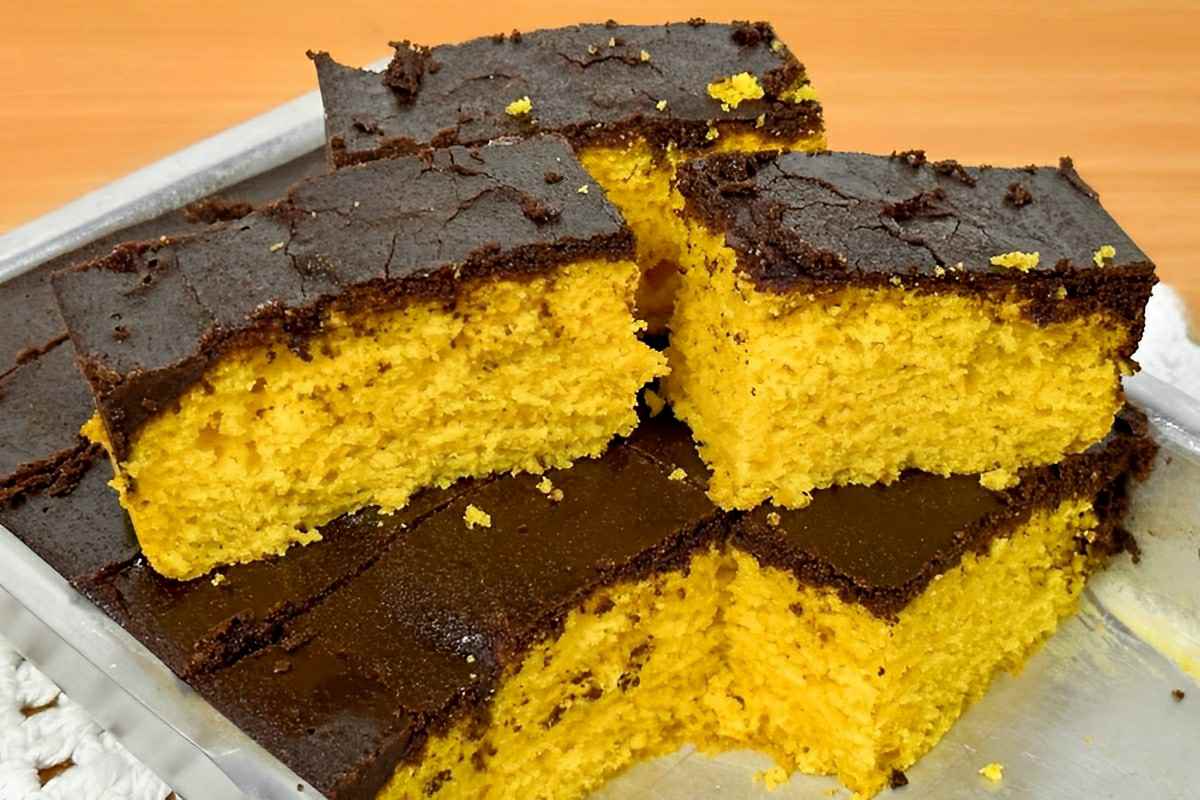Esse é o bolo de cenoura com cobertura de chocolate quebradiça que as crianças vão amar