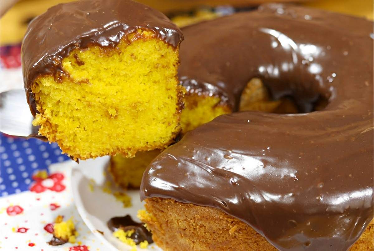Bolo de cenoura fofinho com cobertura de brigadeiro para o lanche do final de semana