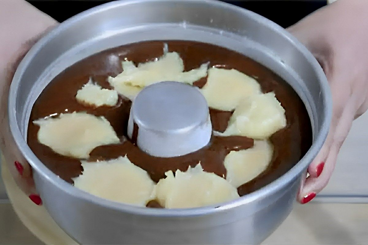 Bolo de chocolate que já sai do forno com recheio de prestígio