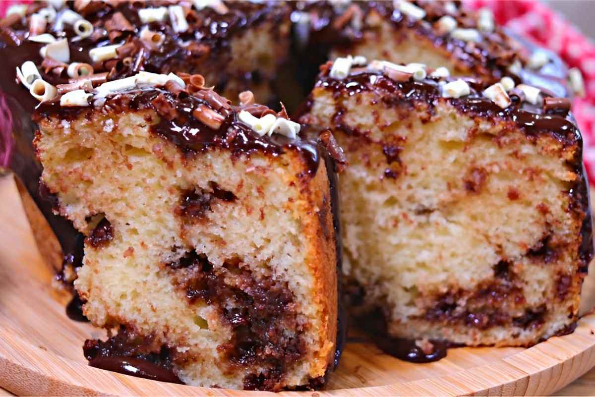 Bolo de chocolate fofinho e com cobertura: esse as crianças vão amar