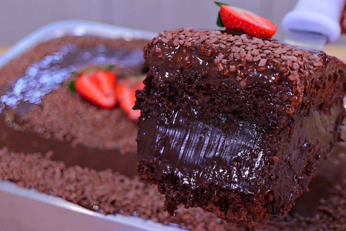 Bolo de chocolate recheado molhadinho e delicioso para o lanche da tarde