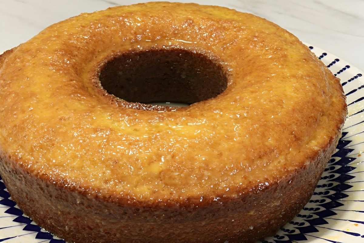 Bolo de laranja molhadinho sem óleo e sem manteiga