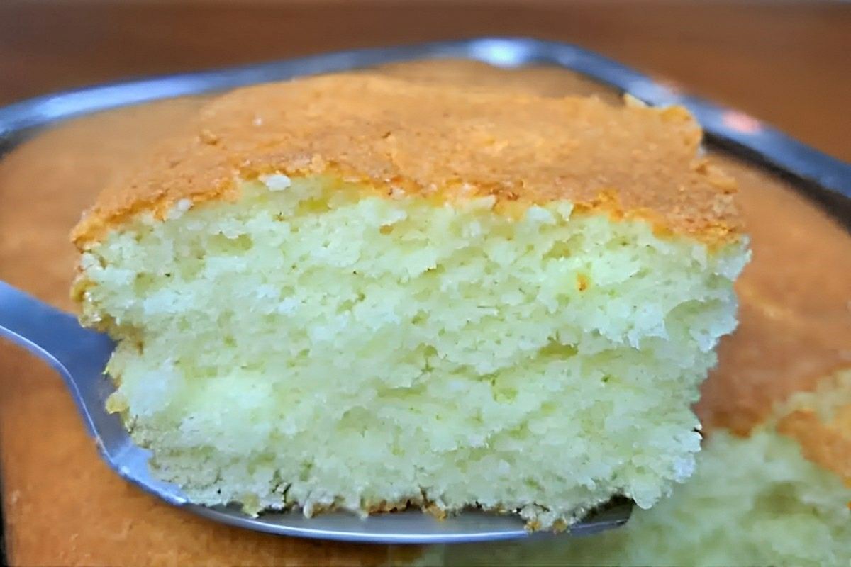 Bolo de leite quente muito leve e fofinho feito sem óleo nem manteiga