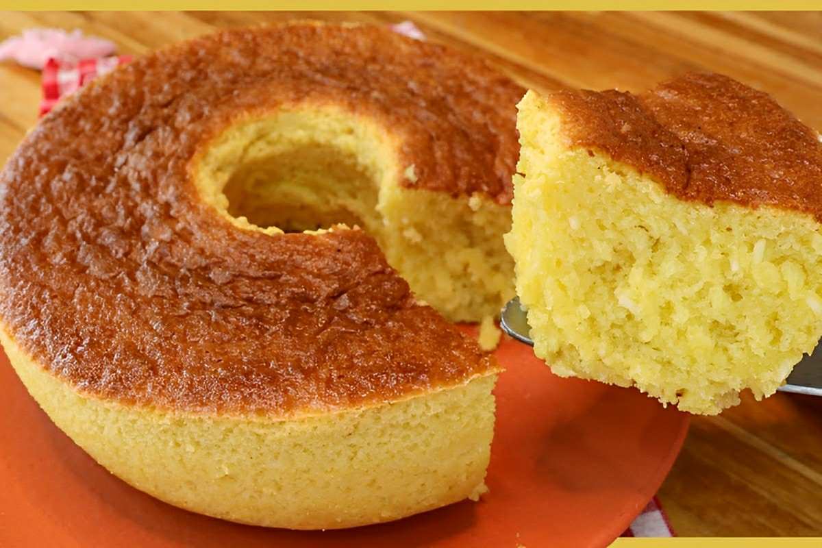 Bolo de tapioca com coco fofinho e fácil de fazer é só misturar os ingredientes e levar pra assar