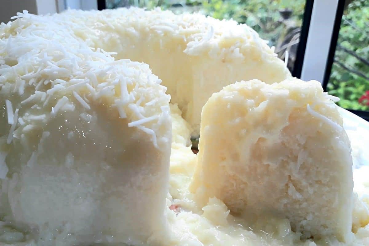 Bolo de tapioca que não vai ao forno é só misturar os ingredientes e levar à geladeira uma delícia