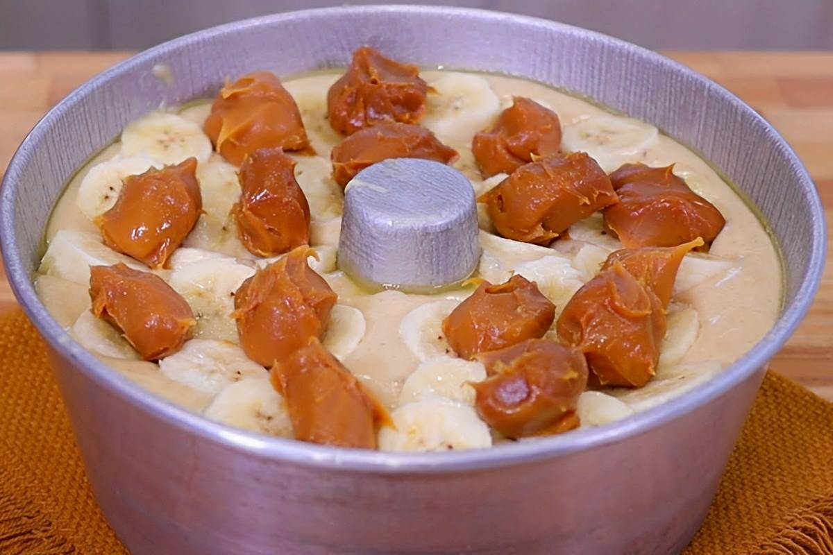 Bolo fofinho de banana com doce de leite feito no liquidificador